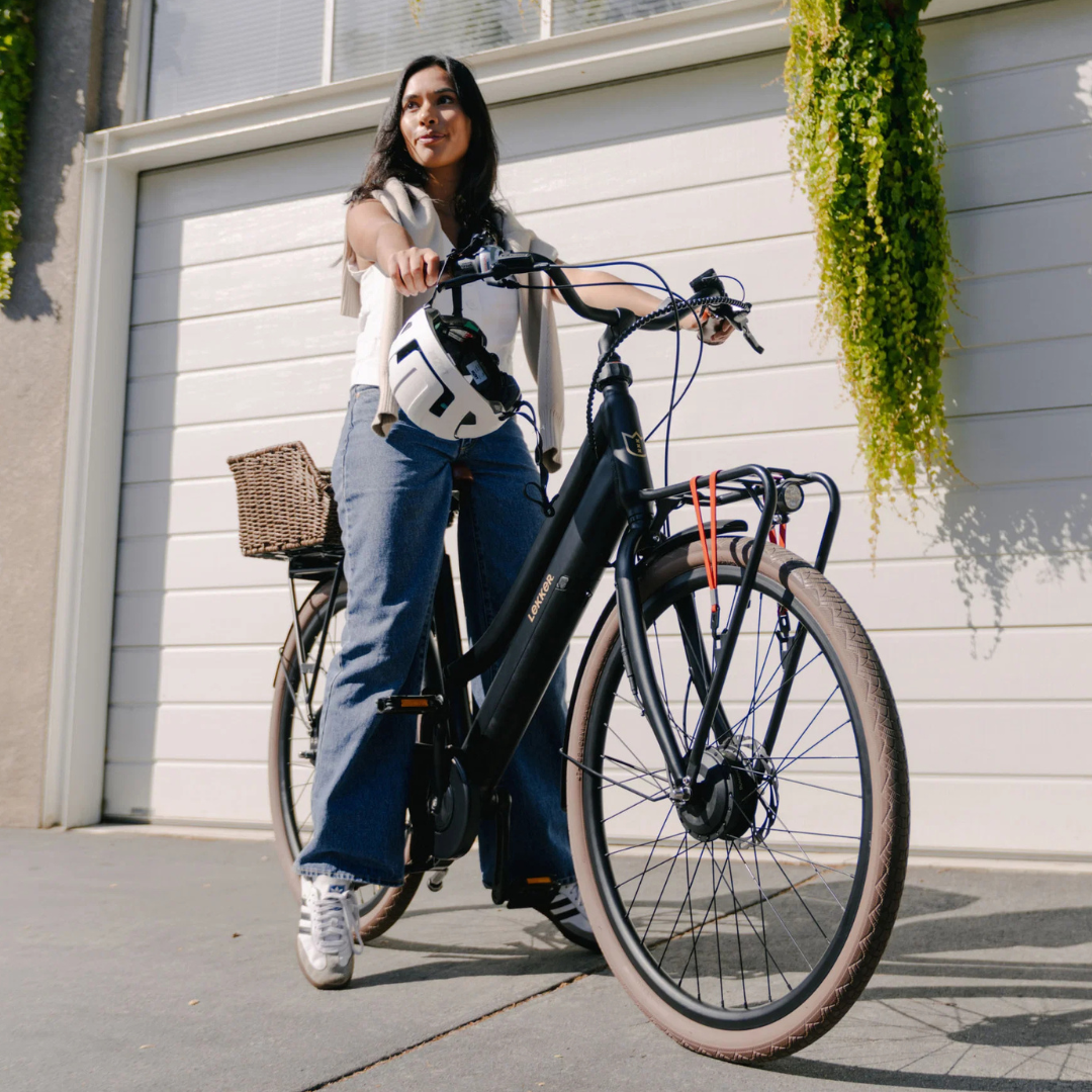 A woman riding a black Lekker Jordaan Urban.